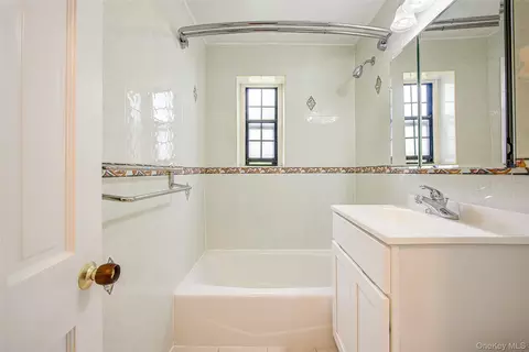 Bath - 78-35 147th St #2E, Flushing, NY 11367 photo 3 of 4