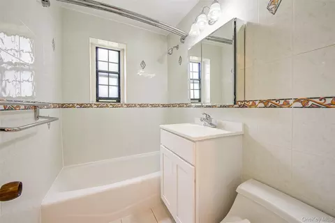 Bath - 78-35 147th St #2E, Flushing, NY 11367 photo 2 of 4