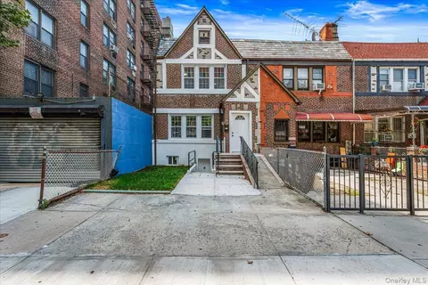 3456 70th St, New York, NY 11372
