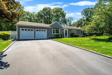 12 Sandpiper Ln, Centereach, NY 11720