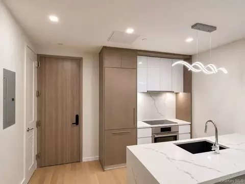 45-30 Pearson St #15B, New York, NY 11101