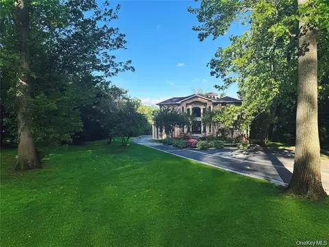 527 Manhasset Woods Rd, North Hempstead, NY 11030