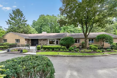 10 Dorchester Dr, Glen Head, NY 11545