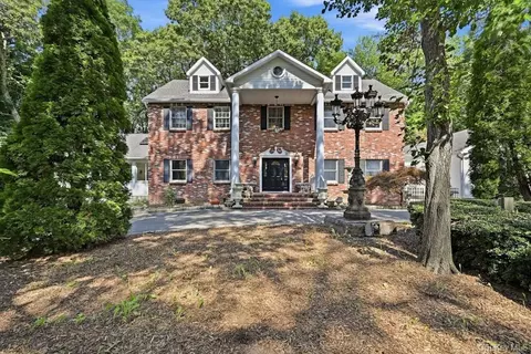 48 Private Rd, Calverton, NY 11933