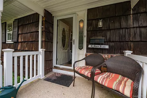 4 Huber Pl, Saint James, NY 11780