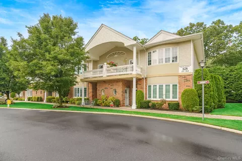 30 Sarah Ct, Amityville, NY 11701
