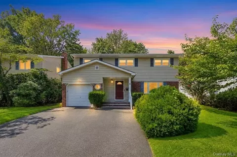 5 Cathy Ln, North Hempstead, NY 11024