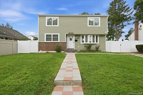 828 Bruce Dr, Wantagh, NY 11793