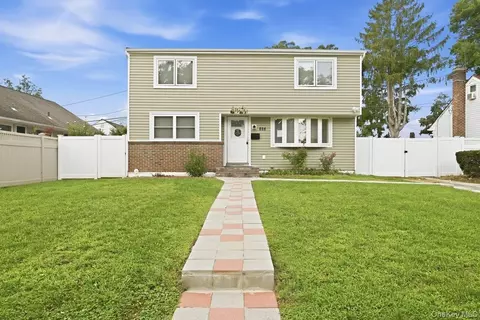 828 Bruce Dr, Wantagh, NY 11793