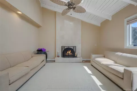 3935 Sally Ln, Oceanside, NY 11572