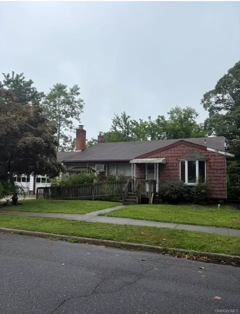 1 Cherokee St, Massapequa, NY 11758