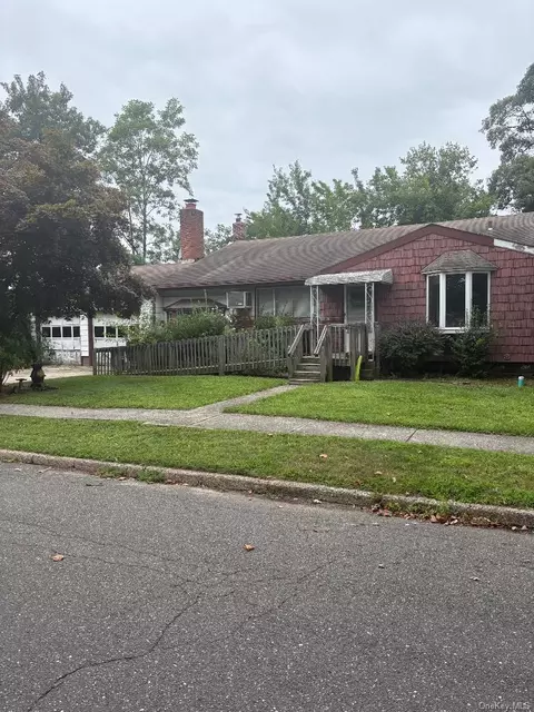1 Cherokee St, Massapequa, NY 11758