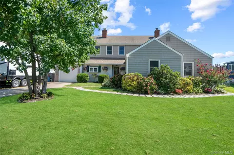 73 Maple Ave, Bay Shore, NY 11706