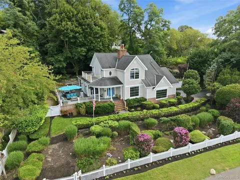 47 Shore Rd, Stony Brook, NY 11790