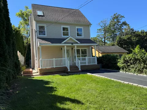 98 Magnolia Dr, Rocky Point, NY 11778