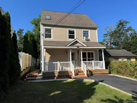 98 Magnolia Dr, Rocky Point, NY 11778