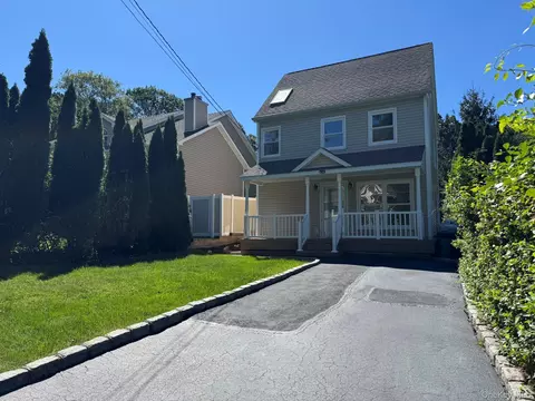 98 Magnolia Dr, Rocky Point, NY 11778