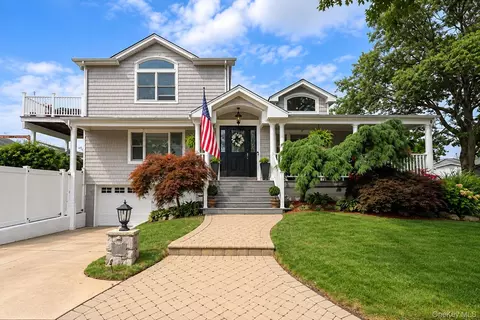 3970 Darby Ln, Seaford, NY 11783
