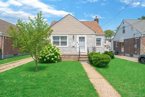 35 79th Ave, North Hempstead, NY 11040