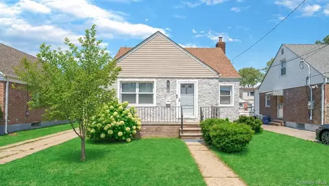 35 79th Ave, North Hempstead, NY 11040