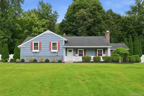 4 Honey Ln W, Miller Place, NY 11764