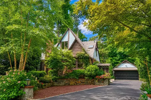 3 Crestwood Pl, North Hempstead, NY 11024
