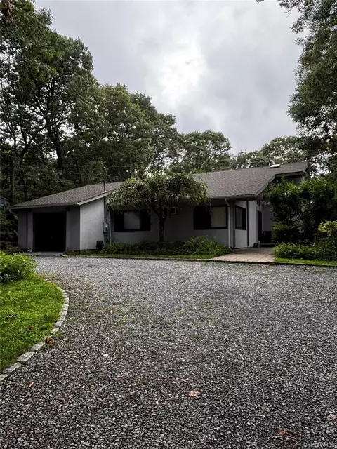 17 Columbine S, Hampton Bays, NY 11946