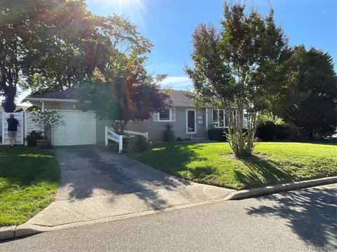 28 Pleasant Ave, South Farmingdale, NY 11735
