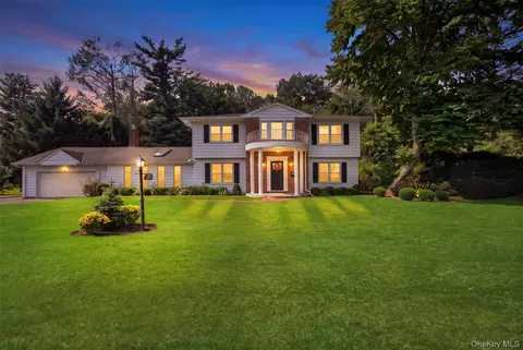 20 Chestnut Dr, North Hempstead, NY 11576
