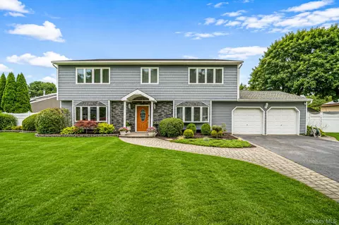 4 Loma St, Medford, NY 11763