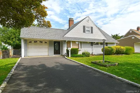 5 Woodcock Ln, Levittown, NY 11756