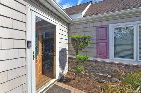 5 Woodcock Ln, Levittown, NY 11756