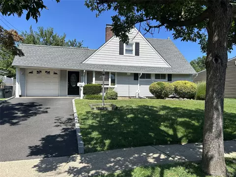 5 Woodcock Ln, Levittown, NY 11756