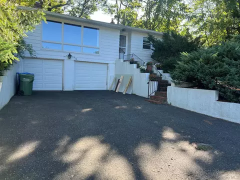 40 Laurel Dr, Port Jefferson, NY 11777