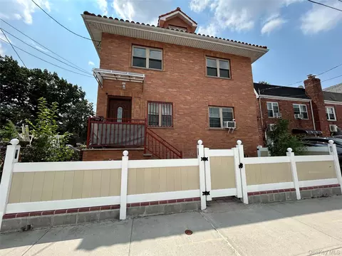 76-18 57th Rd, New York, NY 11379