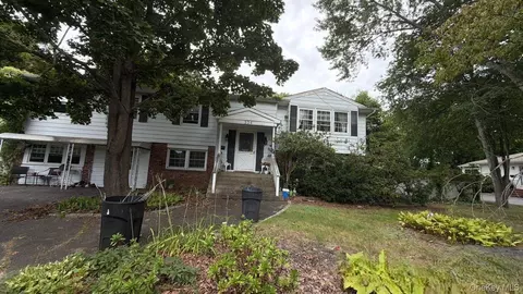 334 Sunrise Ave, Sayville, NY 11782