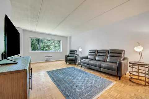 416 Benedict Ave #3A, Greenburgh, NY 10591