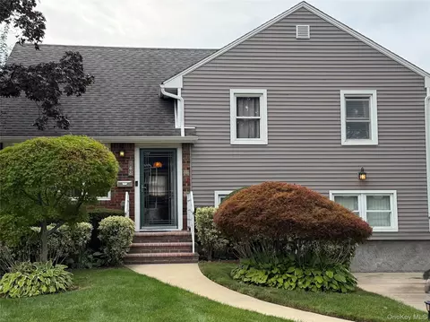 948 Simon Pl, Wantagh, NY 11793