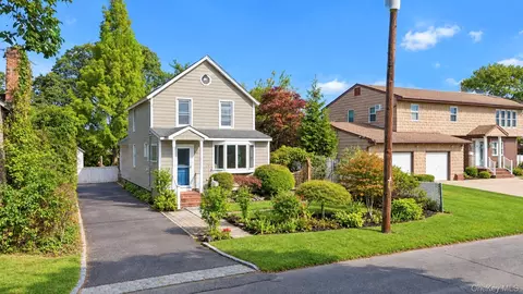 16 Grove St, Lindenhurst, NY 11757