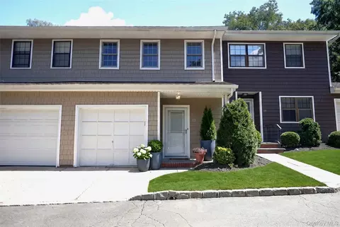 13 Pine St, Huntington, NY 11743