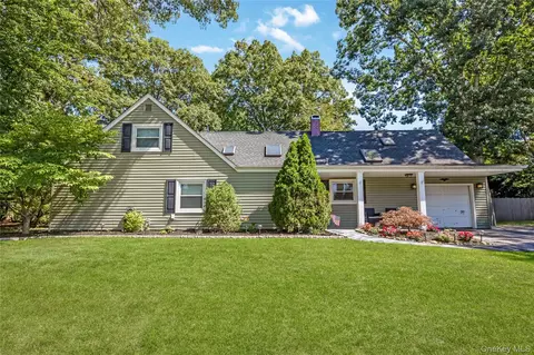 23 Lakeside Dr, Lake Ronkonkoma, NY 11779