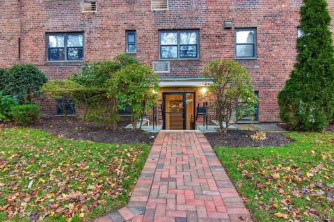 52 Brompton Rd #52, North Hempstead, NY 11021