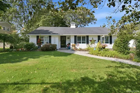 4 Fairlane Dr, Selden, NY 11784