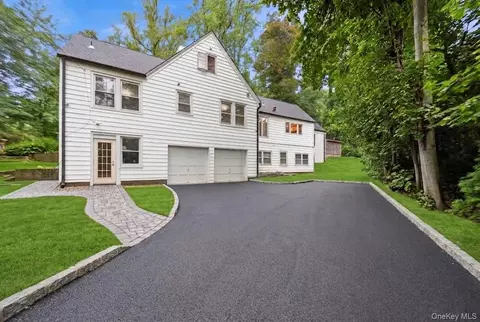 85 Nassau Dr, North Hempstead, NY 11021