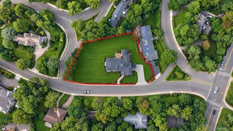 85 Nassau Dr, North Hempstead, NY 11021