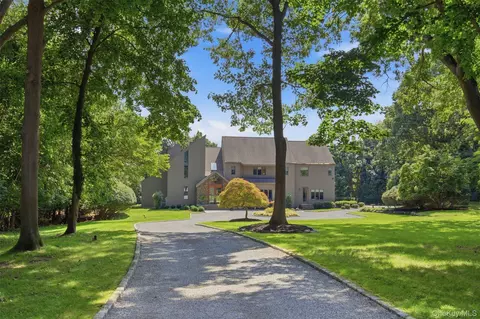 6 Target Rock Dr, Huntington, NY 11743