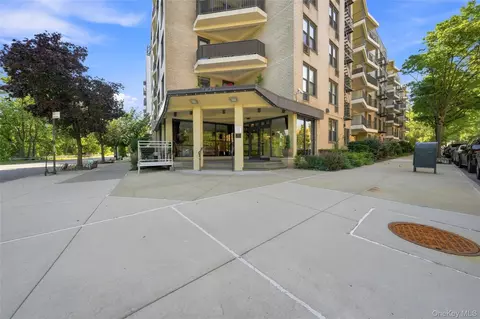 1874 Pelham Pkwy S #2N, New York, NY 10461