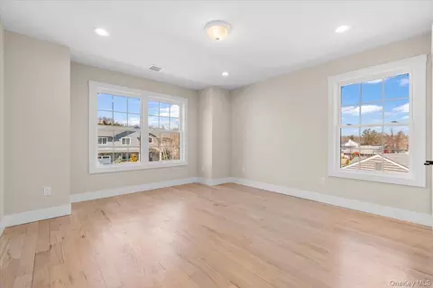 Bedroom - 31 Cedar Dr E, Plainview, NY 11803 photo 5 of 6