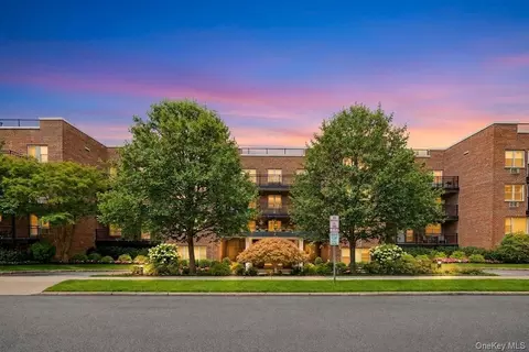 25 Chapel Pl #2M, North Hempstead, NY 11021