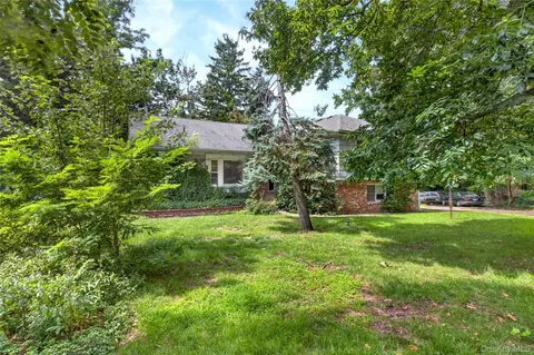 18 Pinewood Rd, North Hempstead, NY 11030